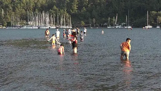 Marmaris'in dünyaca ünlü plajı Kızkumu ziyaretçi akınına uğruyor