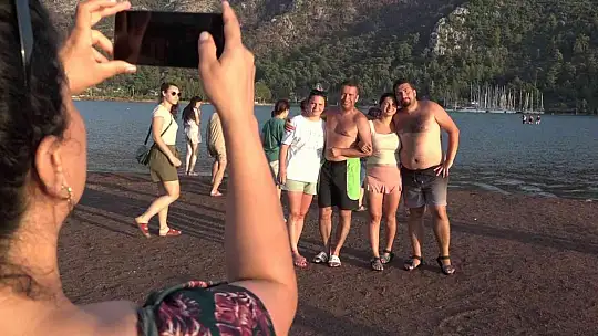 Marmaris'in dünyaca ünlü plajı Kızkumu ziyaretçi akınına uğruyor