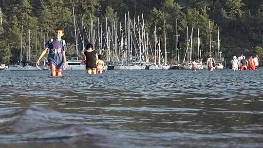 Marmaris'in dünyaca ünlü plajı Kızkumu ziyaretçi akınına uğruyor