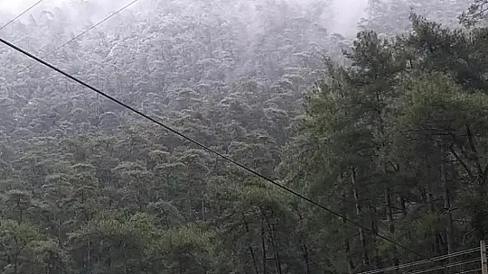 Marmaris'in yüksek kesimlerine kar yağdı