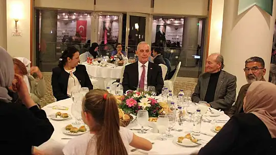 Marmaris Kaymakamlığı, yardımlaşma vakfına kayıtlı vatandaşlara iftar programı düzenledi