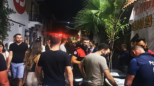 Marmaris polisi barlar sokağında müzik denetimi gerçekleştirdi
