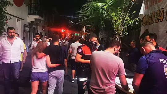 Marmaris polisi barlar sokağında müzik denetimi gerçekleştirdi