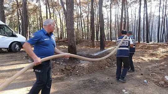 Marmaris polisi yangından zarar gören ağaçları yeniden yeşertmek için seferber oldu