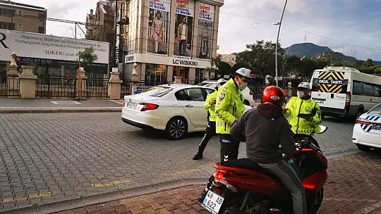 Motosiklet sürücüleri hem denetlendi, hem bilgilendirildi