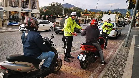 Motosiklet sürücüleri hem denetlendi, hem bilgilendirildi