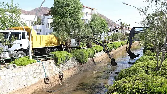 Marmaris'te 200 kamyon balçık çıkarıldı