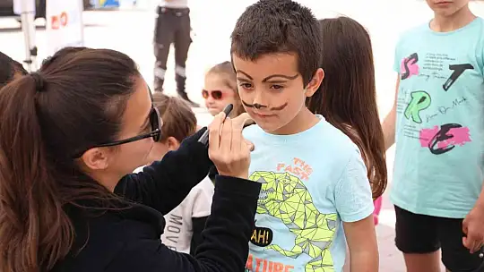 Marmaris'te 23 Nisan coşkusu Uçurtma Şenliği ile başladı