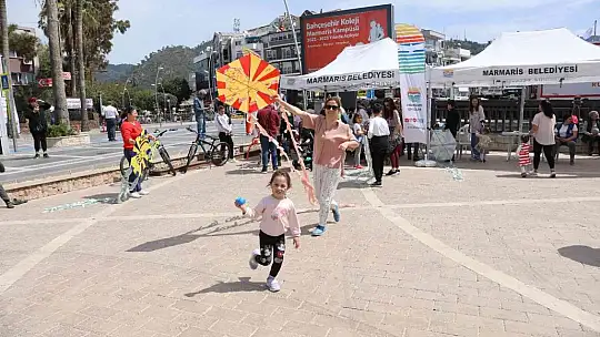 Marmaris'te 23 Nisan coşkusu Uçurtma Şenliği ile başladı