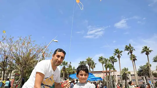 Marmaris'te 23 Nisan coşkusu Uçurtma Şenliği ile başladı