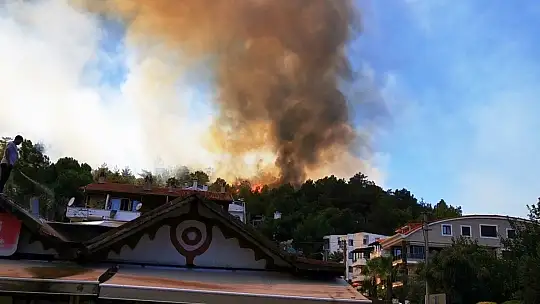 Marmaris'te alevler yerleşim yerlerini tehdit ediyor
