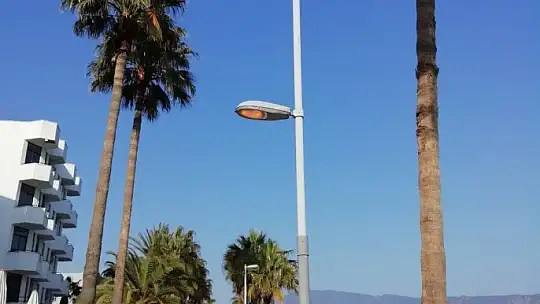 Marmaris'te aydınlatma direkleri bakıma alındı