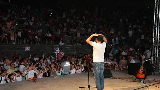 Marmaris'te binlerce çocuk hep birlikte şarkılar söyleyip doyasıya eğlendi