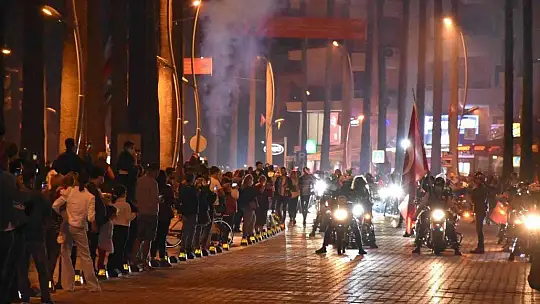 Marmaris'te binlerce kişi fener alayında buluştu