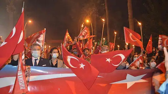 Marmaris'te binlerce kişi fener alayında buluştu