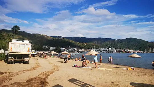 MARMARİS'TE BİR YANDA DENİZ KEYFİ, BİR YANDA İŞ MAKİNELİ KIŞA HAZIRLIK ÇALIŞMASI