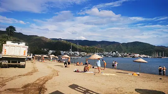 MARMARİS'TE BİR YANDA DENİZ KEYFİ, BİR YANDA İŞ MAKİNELİ KIŞA HAZIRLIK ÇALIŞMASI