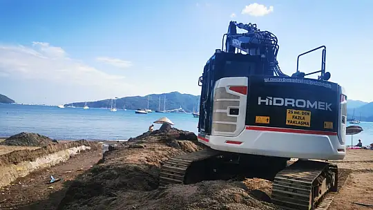 MARMARİS'TE BİR YANDA DENİZ KEYFİ, BİR YANDA İŞ MAKİNELİ KIŞA HAZIRLIK ÇALIŞMASI