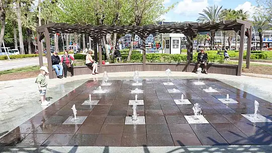 Marmaris'te çocukların yeni eğlencesi kuru fıskiye havuzu oldu