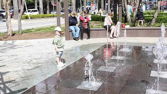 Marmaris'te çocukların yeni eğlencesi kuru fıskiye havuzu oldu