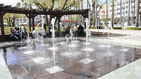 Marmaris'te çocukların yeni eğlencesi kuru fıskiye havuzu oldu