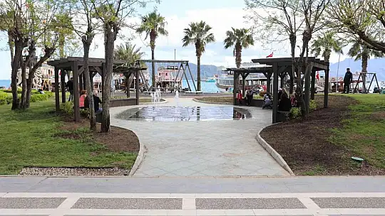 Marmaris'te çocukların yeni eğlencesi kuru fıskiye havuzu oldu