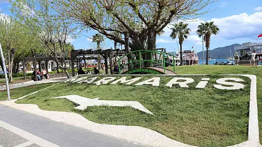 Marmaris'te çocukların yeni eğlencesi kuru fıskiye havuzu oldu