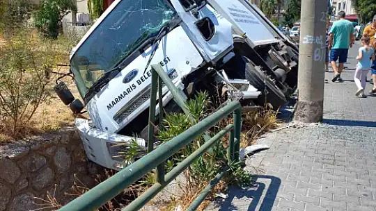 Marmaris'te çöp kamyonu kaza yaptı: 3 yaralı