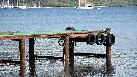Marmaris'te deniz 1,5 metre çekildi