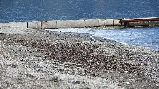 Marmaris'te deniz 1,5 metre çekildi