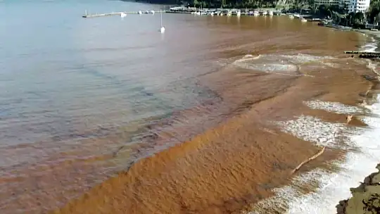 MARMARİS'TE DENİZİN RENGİ DEĞİŞTİ