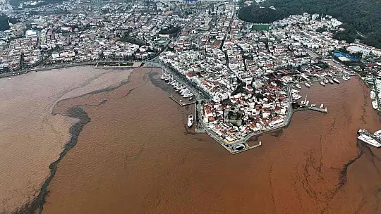 MARMARİS'TE DENİZİN RENGİ DEĞİŞTİ