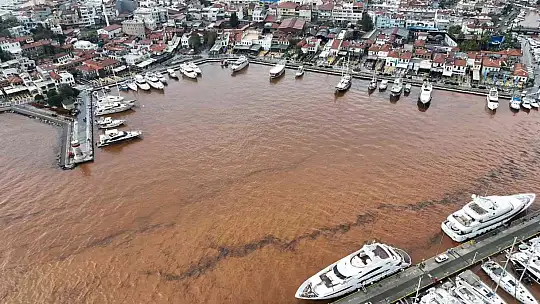 MARMARİS'TE DENİZİN RENGİ DEĞİŞTİ