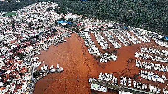 MARMARİS'TE DENİZİN RENGİ DEĞİŞTİ