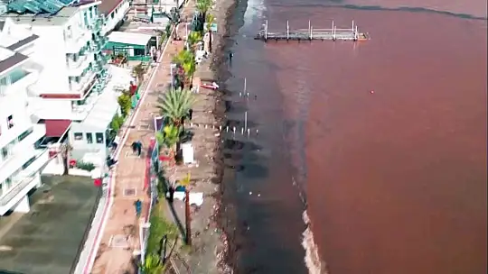 MARMARİS'TE DENİZİN RENGİ DEĞİŞTİ