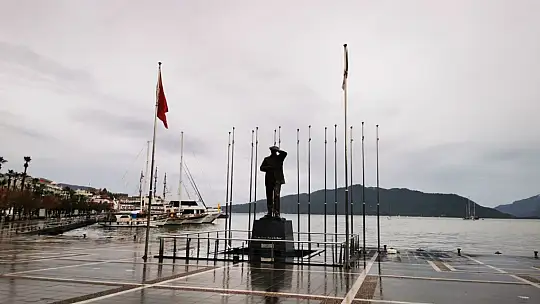 MARMARİS'TE DENİZİN RENGİ KAHVERENGİYE DÖNDÜ