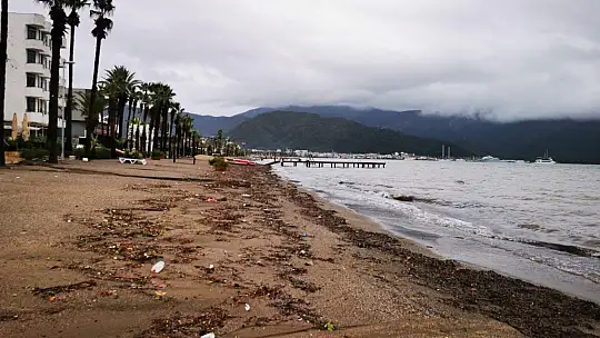 MARMARİS'TE DENİZİN RENGİ KAHVERENGİYE DÖNDÜ