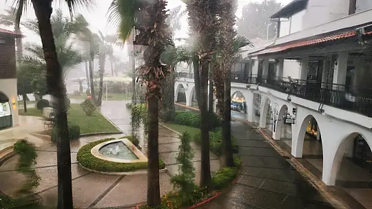 Marmaris'te dolu ile karışık sağanak yağış hayatı olumsuz etkiledi