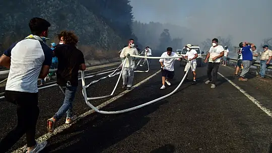 Marmaris'te ekipler ve vatandaşlar omuz omuza mücadele verdi