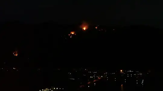 Marmaris'te gece devam eden yangın havadan görüntülendi