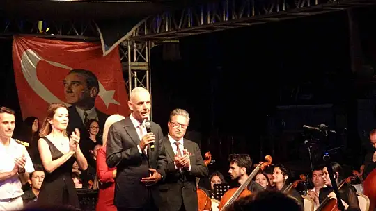 Marmaris'te gençlerden oluşan 120 kişilik koro konser verdi