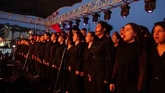 Marmaris'te gençlerden oluşan 120 kişilik koro konser verdi