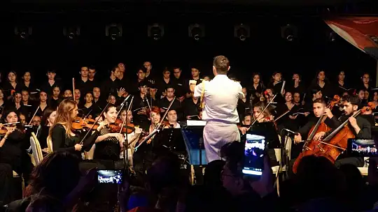 Marmaris'te gençlerden oluşan 120 kişilik koro konser verdi