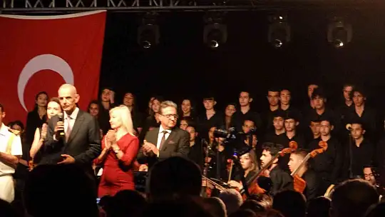 Marmaris'te gençlerden oluşan 120 kişilik koro konser verdi