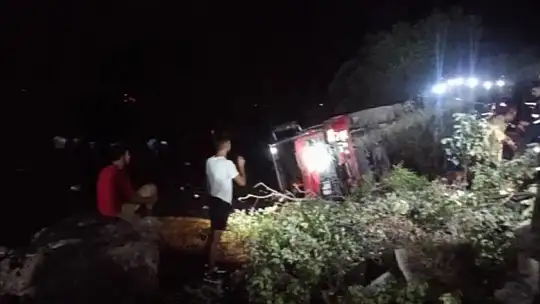 Marmaris'te itfaiye aracı devrildi