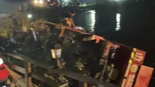 Marmaris'te itfaiye aracı devrildi