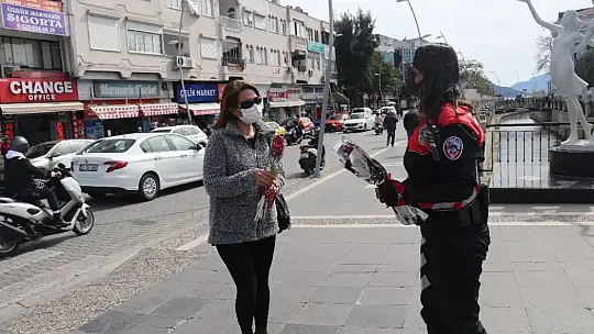 Marmaris'te kadınlara yanınızdayız mesajlı gül hediye edildi