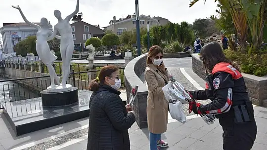 Marmaris'te kadınlara yanınızdayız mesajlı gül hediye edildi