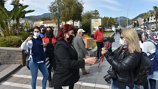 Marmaris'te kadınlara yanınızdayız mesajlı gül hediye edildi