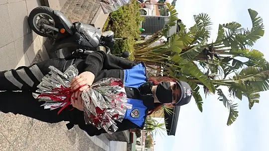 Marmaris'te kadınlara yanınızdayız mesajlı gül hediye edildi